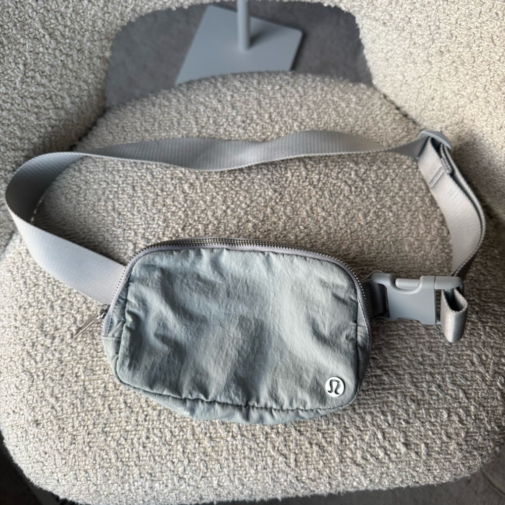 Lululemon Everywhere Belt Bag - Picture 3 of 8